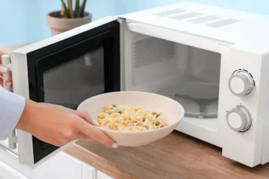 You Should Never Reheat These 6 Foods In A Microwave
