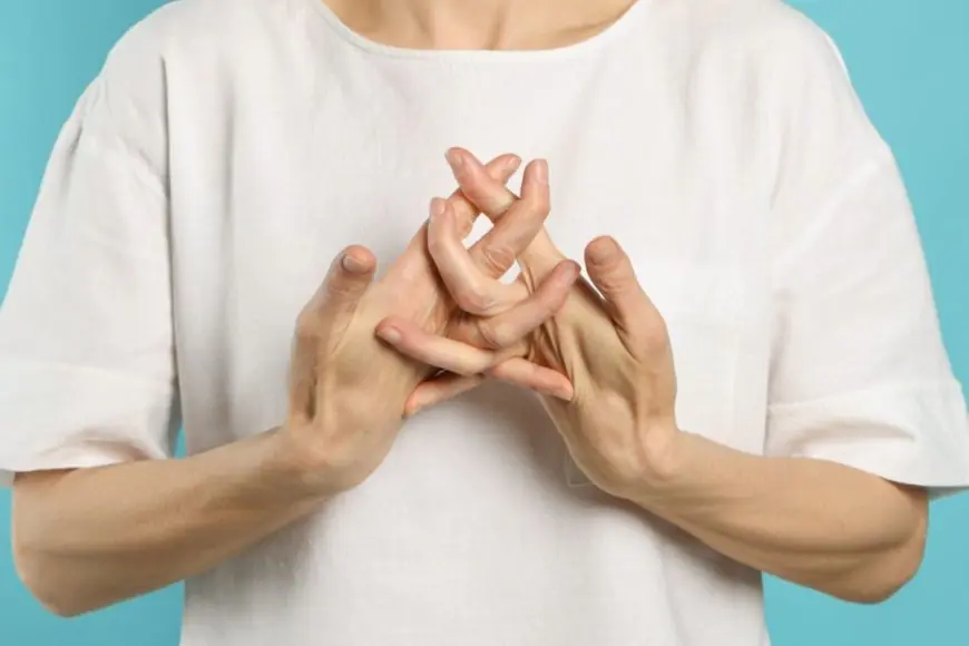 Does Cracking Your Knuckles Really Cause Arthritis? Experts Weigh In