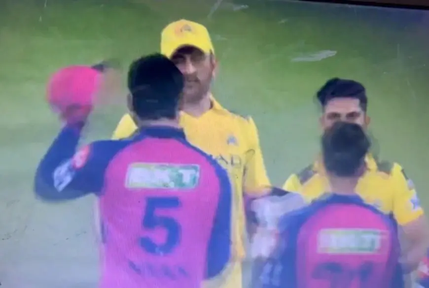 RR Players Remove Caps While Meeting Dhoni. Internet Says, "Great Gesture"