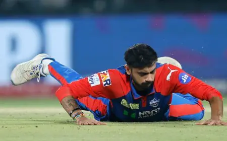 Axar Patel Grimaces In Pain, Leaves Field After Injuring Hand To Leave DC Worried vs KKR In IPL 2025 Match