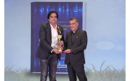 Amit Kumar Singh Honored with Excellence in Journalism Award 2025-26 by Chetan Bhagat