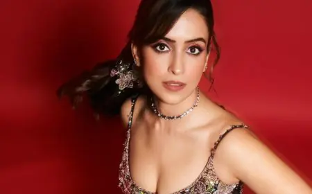 Sanya Malhotra Accepts Filmfare's Black Lady Award In र1.17 Lakh Aisha Rao Black Gown