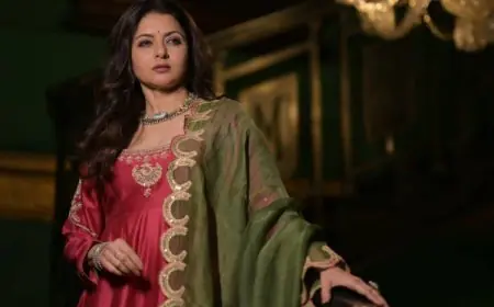 Bhagyashree Shows Kettlebell Workout And The Correct Way To Strengthen Core