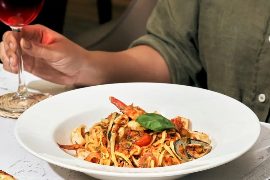 Mumbaikars, As New Eateries Pop Up In The City, Here's Where You Can Head