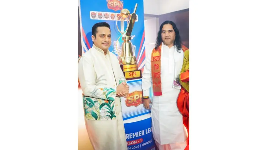 Devkinandan Thakur Ji Maharaj and Bada Business Founder Dr Vivek Bindra Unveil SPL Trophy